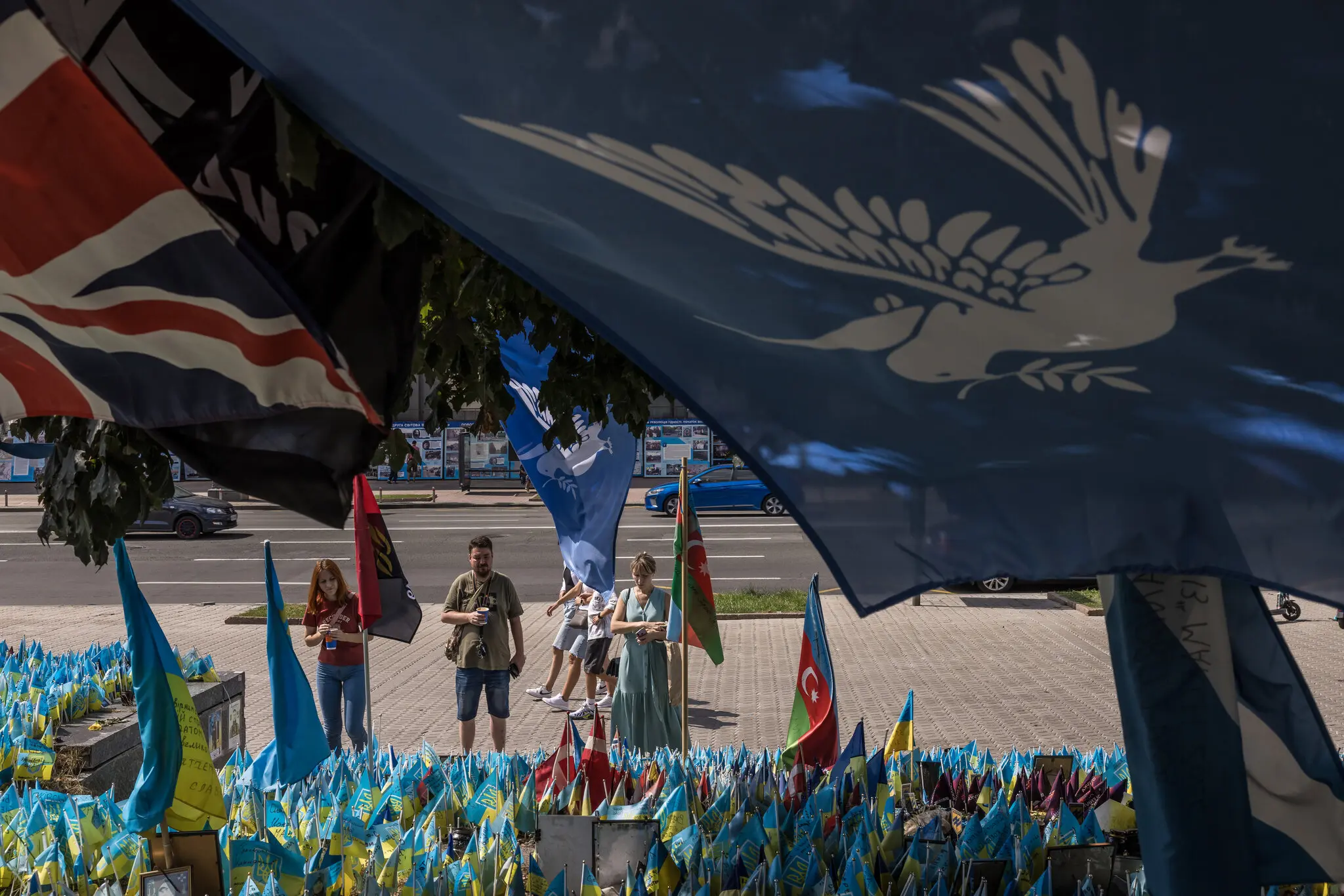 Проходження повз імпровізований меморіал-прапор загиблим воїнам на Майдані Незалежності в Києві 24 липня.